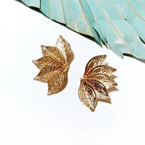 Gold leaf stud earrings S138